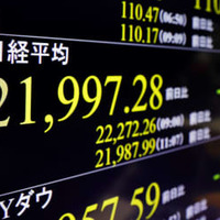 一時2万2000円を割り込んだ日経平均株価を示すモニター＝27日午前、東京・東新橋
