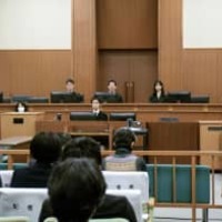 殺人などの罪に問われた鹿嶋学被告の初公判が開かれた広島地裁の法廷＝3日午前（代表撮影）