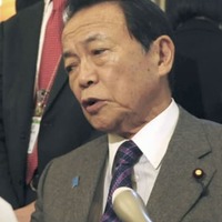 記者の質問に答える麻生財務相＝3日午前、国会