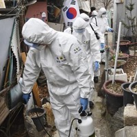 3日、ソウル市の低所得者層が住む地域を消毒する作業員ら（共同）