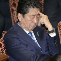 参院予算委で質問を聞く安倍首相＝3日午後