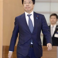 首相官邸に入る加藤厚労相＝8日午後