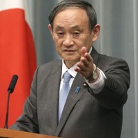 記者会見する菅官房長官＝16日午前、首相官邸