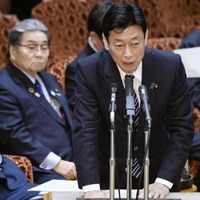 参院予算委で答弁する西村経済再生相。左奥は北村地方創生相＝17日午前