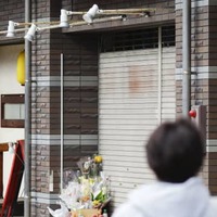 小森寛子さんを悼み、花束が置かれた福岡市博多区の自転車店＝18日午後