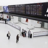 閑散とする成田空港の到着ロビー＝9日