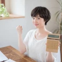 収入が多くないのだから、貯蓄ができないと決めつけていませんか。確かに、どんなに節約しても生活費ギリギリという世帯もあるはず。しかし、年収300万円台なら多くの場合、貯蓄が十分可能な家計なのです。