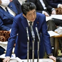 参院予算委で答弁する安倍首相＝27日午前