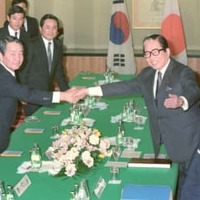 第4回日韓外相定期協議を前に、韓国の崔浩中外相（左）と握手する宇野宗佑外相＝1989年4月、外務省
