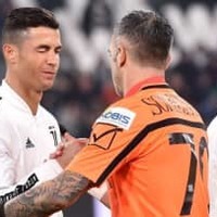 ロナウド、ユニ交換の約束を破った…41歳GKが明かす「負けず嫌いエピソード」