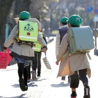 約2週間の臨時休校後に小中学校が再開され、元気に登校する児童の姿が見られた静岡市＝19日