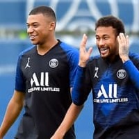 ネイマール、相棒エムバペに辱め！「赤面シーン」がこれ