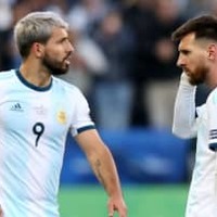 アグエロ、ミスった自分をメッシと交代させる　サッカーゲームで
