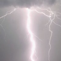 ヤバすぎる！走る選手の「10m後ろに落雷」の瞬間がこれ