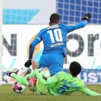 サッカー人生終わらす気か…ブンデスであった「両足殺人タックル」がこわすぎる