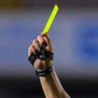 選手に平手打ちされた審判、試合を中止して全力逃走する