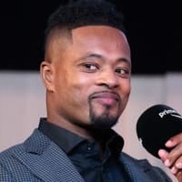 キル・ビルのコスプレをするエヴラ、股間が破れて踊り狂う