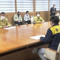 青森県の三村申吾知事（手前）と会談する農水省の中村裕之副大臣（左端）＝12日午後、青森県庁