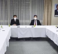 自民党の山崎元副総裁の処分について審査した党紀委員会。右から3人目は衛藤晟一党紀委員長＝13日午後、東京・永田町の党本部