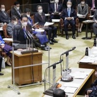 参院予算委で立憲民主党の白真勲氏（右手前から2人目）の質問に答える岸田首相＝16日午前