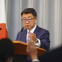 記者会見する松野官房長官＝16日午前、首相官邸