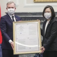 台湾支持決議文を蔡英文総統（右）に贈呈するフランス下院のドルジ元環境相＝16日、台北（中央通信社＝共同）