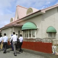 8月、家宅捜索のため双葉保育園に入る福岡県警の捜査員＝福岡県中間市