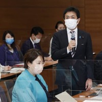 合同勉強会であいさつする国民民主党の玉木代表。左は地域政党「都民ファーストの会」の荒木千陽代表＝17日午前、東京都千代田区