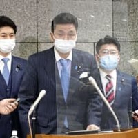在日米軍駐留経費負担に関する日米合意について、取材に応じる岸防衛相（中央）＝21日午後、防衛省