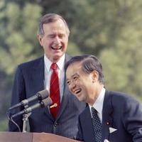 1990年3月、ブッシュ（父）大統領（左）との首脳会談を終え、米パームスプリングズで会談の成果を発表する海部俊樹首相（AP＝共同）