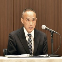 記者会見する日本郵便の衣川和秀社長＝22日、東京都内