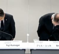 検査の未実施やデータ改ざんなどの不正があったと発表し、謝罪する日立アステモのブリス・コッホCEO（右）ら＝22日午後
