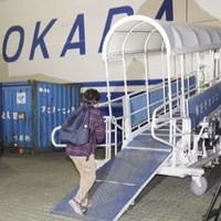 鹿児島県十島村の悪石島に向かうフェリーに乗り込む松下まゆみさん＝22日夜、鹿児島港