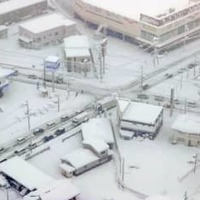 大雪の影響で多くの車が立ち往生した滋賀県彦根市内の道路＝27日午前9時49分（共同通信社ヘリから）