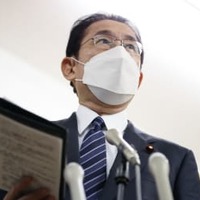 NPO法人「自立生活サポートセンター・もやい」での意見交換を終え、取材に応じる岸田首相＝27日午前、東京都新宿区（代表撮影）