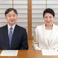 国民向けの新年ビデオメッセージを発表された天皇陛下と皇后さま＝2021年12月28日、皇居・御所（宮内庁提供）