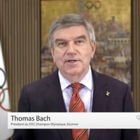 IOCが31日に公開した新年のメッセージ動画で、あいさつするバッハ会長（共同）