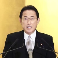 伊勢神宮の参拝を終え、年頭の記者会見をする岸田首相＝4日午後、三重県伊勢市
