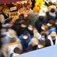 大みそか、大勢の人でにぎわう東京・上野のアメ横商店街＝2021年12月31日