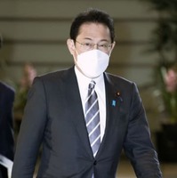 首相官邸に入る岸田首相＝6日午前