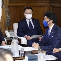 衆院議運委理事会に臨む松野官房長官（左から2人目）＝7日午前、国会