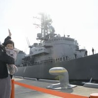 家族らに見送られながら海上自衛隊呉基地を出港する護衛艦「さみだれ」＝9日午前、広島県呉市