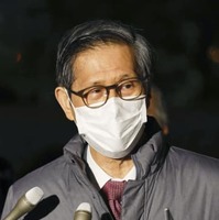 岸田首相と面会後、記者団の取材に応じる新型コロナウイルス感染症対策分科会の尾身茂会長＝10日午後、首相公邸