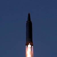 北朝鮮の国防科学院が行った極超音速ミサイルの発射実験＝11日（朝鮮中央通信＝共同）
