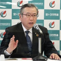 中央委員会の開催に先立ち記者会見する全トヨタ労連の鶴岡光行会長＝14日午前、浜松市