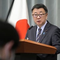 記者会見する松野官房長官＝18日午前、首相官邸