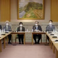 衆院議長公邸で開かれた皇室の課題に関する全体会議＝18日午後