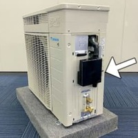 ダイキン工業と富士フイルムが開発した、エアコンの送風音を抑える専用キット（矢印部分）