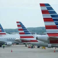 アメリカン航空機＝2020年、米ワシントン近郊のレーガン・ナショナル空港（ロイター＝共同）