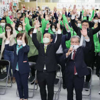 沖縄県名護市長選で再選を決め、万歳する渡具知武豊氏（中央）＝23日夜
